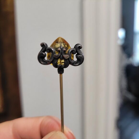 Two Antique Glass Hat Pins Victorian Pair Gold tone filigree openwork romantic - Picture 6 of 10